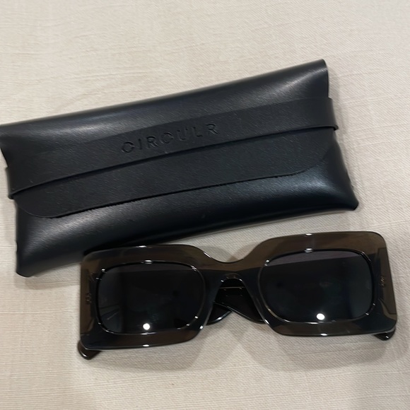 Circulr Gustavo Sunglasses - NWT - never worn - trendy rectangle frame! - Picture 7 of 9